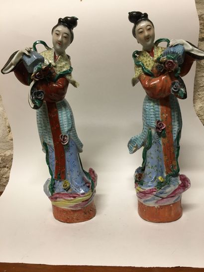null JAPON, paire de statuettes représentant des courtisanes en porcelaine polychrome,...