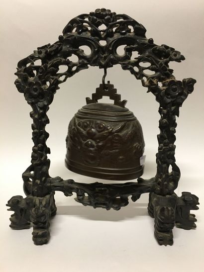 null CHINE. Petite cloche en bronze. A décor de masques de dragon, support en bois...