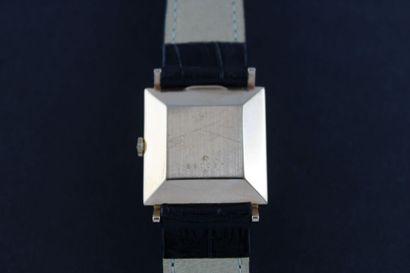 JAEGER-LECOULTRE réf.1966 Montre bracelet en or 18k. Boitier carré. Fond à pression....