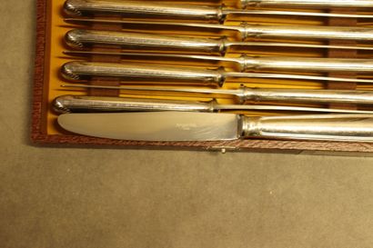 null ARGENTAL. Service en métal argenté comprenant 12 couteaux à dessert, 12 couteaux...