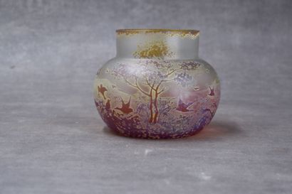 Vase Vase en verre émaillé à décor d'oiseaux. Hauteur : 12 cm. Diamètre au col :...