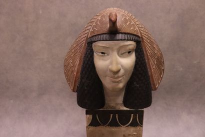 null Portrait de femme égyptienne en bois sculpté, polychromie, socle en pierre....