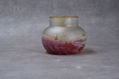 Vase Vase en verre émaillé à décor d'oiseaux. Hauteur : 12 cm. Diamètre au col :...