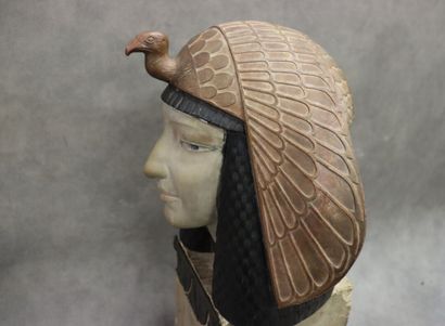 null Portrait de femme égyptienne en bois sculpté, polychromie, socle en pierre....