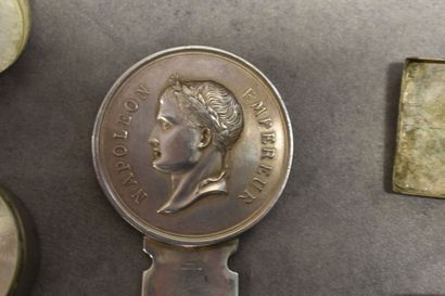 null Une réunion d'ouvre lettre en métal argenté surmonté d'une médaille Napoléon...