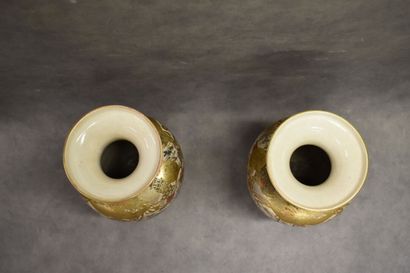 null JAPON. Paire de vases en porcelaine à décor Satsuma. XIXe siècle. Hauteur :...