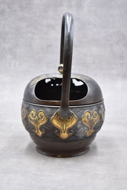 null JAPON. Brûle-parfum ansé en bronze partiellement doré. Epoque Meiji (1868-1912)....
