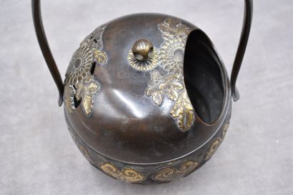 null JAPON. Brûle-parfum ansé en bronze partiellement doré. Epoque Meiji (1868-1912)....