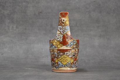 null JAPON. Petit panier en céramique, décor Satsuma. XXe siècle. Hauteur : 16 c...