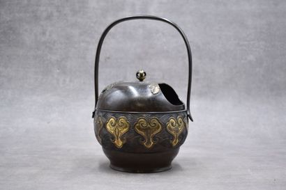null JAPON. Brûle-parfum ansé en bronze partiellement doré. Epoque Meiji (1868-1912)....