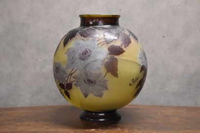 null GALLE. Vase en pâte de verre multicouche à décor de fleurs violettes sur fond...