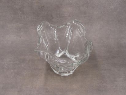 null DAUM-FRANCE. Vase en cristal moulé de forme mouvementée. Signé. Hauteur : 20,5...