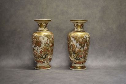 null JAPON. Paire de vases en porcelaine à décor Satsuma. XIXe siècle. Hauteur :...