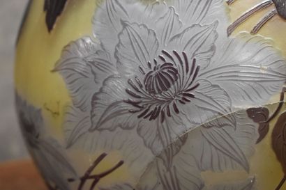 null GALLE. Vase en pâte de verre multicouche à décor de fleurs violettes sur fond...