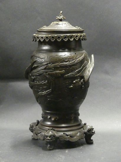 null JAPON. Vase couvert en bronze à patine brune à décor d'oiseaux. Hauteur : 36...