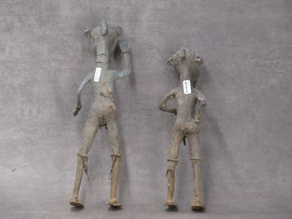 null AFRIQUE. Réunion de deux personnages en fonte sculpté. Hauteurs : 29 cm et 33...