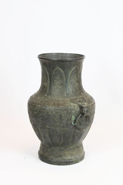 null CHINE. XIXe siècle. Vase balustre en bronze, la panse à décor de masques de...