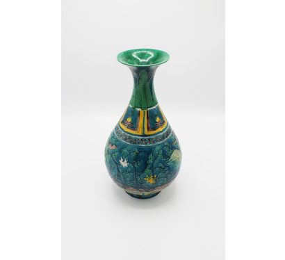 null CHINE. XXe. Vase piriforme en céramique émaillée polychrome à décor de Phoenix...