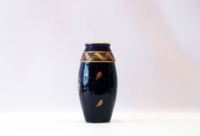 null Gustave ASCH (1856-1911) à Tours. Vase de forme ovoïde en céramique bleue et...