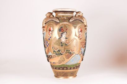 JAPON JAPON. Garniture en faïence polychrome comprenant une paire de vases et un...