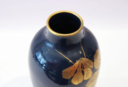 null Gustave ASCH (1856-1911) à Tours. Vase en céramique émaillée bleue à décor de...