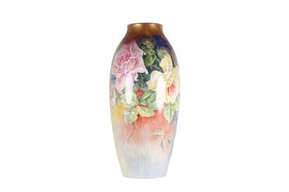 LIMOGES LIMOGES. Vase en porcelaine à décor peint de fleurs et liseré or. Marque...