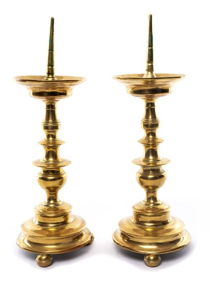 PAIRE DE CHANDELIERS Paire de chandeliers en laiton doré reposant sur un piètement...