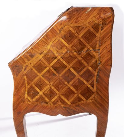 Bureau de pente Sloping desk in precious wood marquetry, opening with a flap revealing...