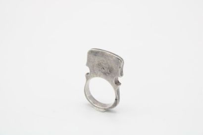 null ARMAN Fernandez (1928-2005) 

Silver ring, the shape evoking the silhouette...