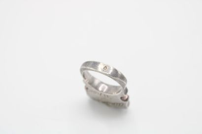 null ARMAN Fernandez (1928-2005) 

Silver ring, the shape evoking the silhouette...
