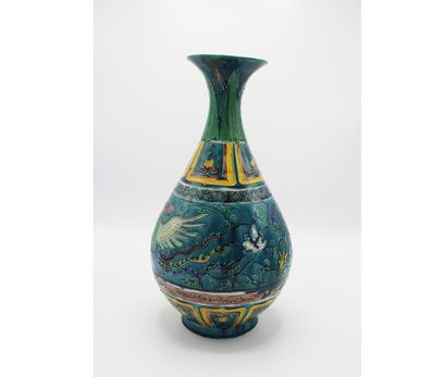 null CHINE. XXe. Vase piriforme en céramique émaillée polychrome à décor de Phoenix...