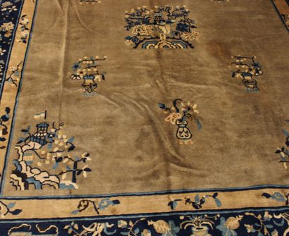 null Important tapis, Chine, Pékin, vers 1870. Velours en laine, fondations en laine....