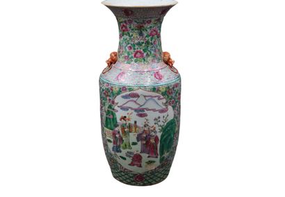 null CHINE. Vase balustre en porcelaine blanche à décor polychrome de la famille...