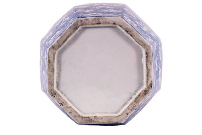 Pot octogonal JAPON. Pot octogonal couvert en porcelaine bleu blanc. XXe siècle.

Dimensions...