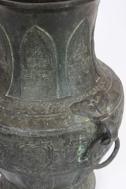 null CHINE. XIXe siècle. Vase balustre en bronze, la panse à décor de masques de...