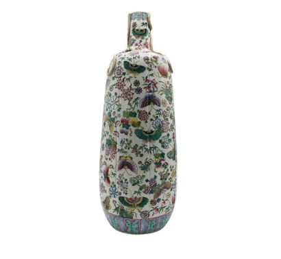 null CHINE. Vase courge en porcelaine polychrome à motifs de fleurs et papillons,...