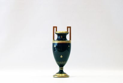 null Gustave ASCH (1856-1911) à Tours. Vase en céramique bleue et décor d'aigle et...