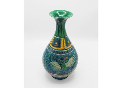 CHINE. XXe. Vase piriforme en céramique émaillée...