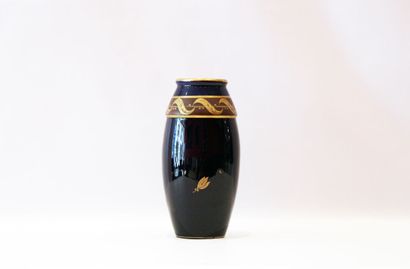 null Gustave ASCH (1856-1911) à Tours. Vase de forme ovoïde en céramique bleue et...