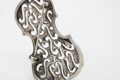 null ARMAN Fernandez (1928-2005) 

Silver plated metal brooch in the shape of a cello...