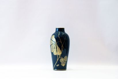 null Gustave ASCH (1856-1911) à Tours. Vase en céramique émaillée bleue à décor de...