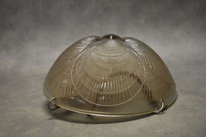 RENE LALIQUE (1860-1945). Suspension en verre moulé, pressé et patiné sépia. modèle...