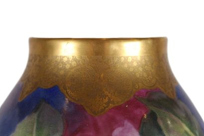 LIMOGES LIMOGES. Vase en porcelaine à décor peint de fleurs et liseré or. Marque...