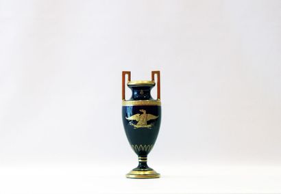 null Gustave ASCH (1856-1911) à Tours. Vase en céramique bleue et décor d'aigle et...