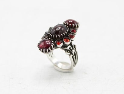 null Silver ring (925/1000) decorated with cabochons and faceted garnets. 
Dimensions...