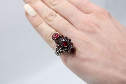 null Silver ring (925/1000) decorated with cabochons and faceted garnets. 
Dimensions...