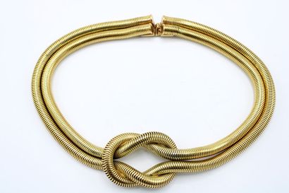 null Necklace tubogas in gilded metal with decoration of marine knot.
Length : 46...