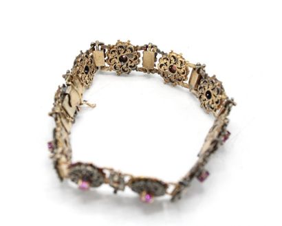 null Silver and gold bracelet 18K (750/1000) decorated with red stones with floral...