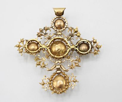null Cross in yellow gold 18K (750/1000) and Rhine stone called "Rouen".
Lower part...