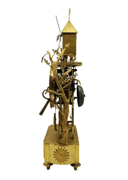 Pendule automate Rare pendule en bronze ciselé et doré au moulin à vent et automates....